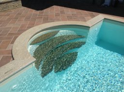 scala romana con gradini in legno ed area relax